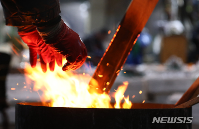 【서울=뉴시스】이영환 기자 = 대설(大雪) 절기를 이틀 앞두고 강추위가 찾아온 5일 오전 서울 중구 중림시장에서 상인들이 모닥불을 피우며 장사를 준비하고 있다. 2018.12.05.&nbsp;&nbsp; 20hwan@newsis.com