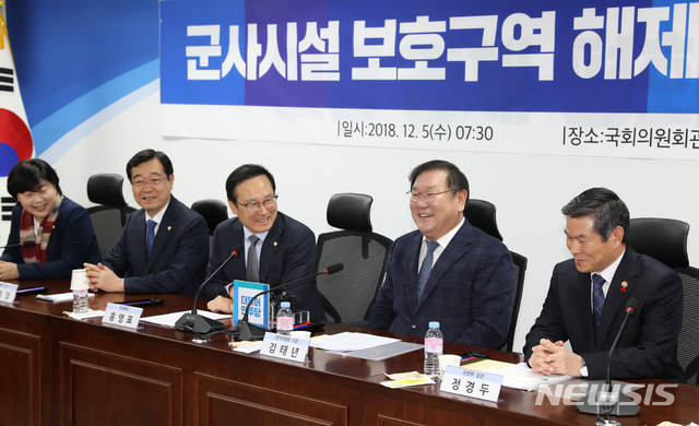 【서울=뉴시스】고승민 기자 = 5일 오전 서울 여의도 국회 의원회관에서 열린 군사시설 보호구역 해제 및 완화 방안 당정협의에서 더불어민주당 홍영표 원내대표 등 의원들과 정경두 국방부 장관이 대화하며 웃고 있다. 018.12.05. kkssmm99@newsis.com