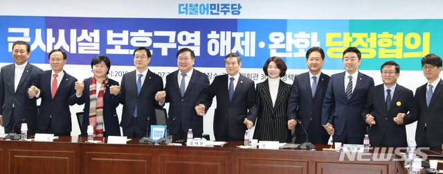 【서울=뉴시스】고승민 기자 = 5일 오전 서울 여의도 국회 의원회관에서 열린 군사시설 보호구역 해제 및 완화 방안 당정협의에서 정경두 국방부 장관과 더불어민주당 김태년 정책위의장 등 의원들이 기념촬영하고 있다. 2018.12.05.kkssmm99@newsis.com