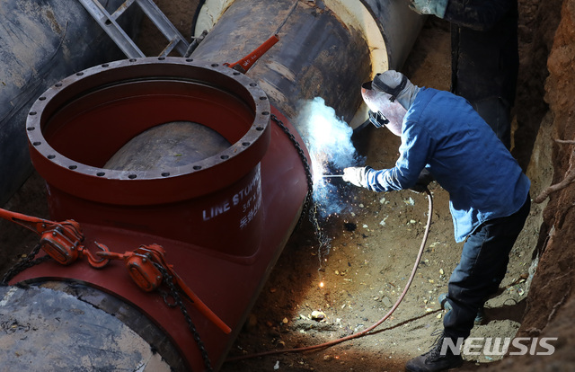 【고양=뉴시스】이영환 기자 = 5일 오전 경기 고양시 일산동구 백석역 인근 온수관 파열 사고 현장에서 한국지역난방공사 관계자들이 복구작업을 벌이고 있다. 소방당국은 지난 4일 오후 8시43분께 발생한 온수관 파열 사고로 사망 1명, 중상 2명, 경상 24명으로 집계했으며 백석역 주변 아파트와 상가등에 난방 공급이 끊어졌다. 2018.12.05.&nbsp; 20hwan@newsis.com