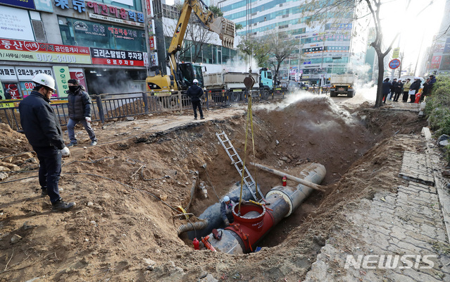 【고양=뉴시스】이영환 기자 = 5일 오전 경기 고양시 일산동구 백석역 인근 온수관 파열 사고 현장에서 한국지역난방공사 관계자들이 복구작업을 벌이고 있다. 소방당국은 지난 4일 오후 8시43분께 발생한 온수관 파열 사고로 사망 1명, 중상 2명, 경상 24명으로 집계했으며 백석역 주변 아파트와 상가등에 난방 공급이 끊어졌다. 2018.12.05.&nbsp; 20hwan@newsis.com