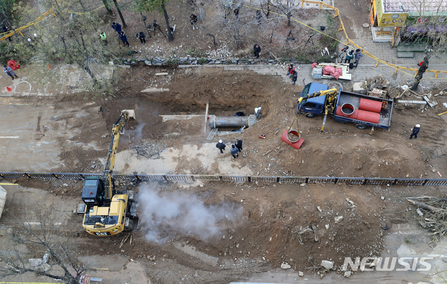 【고양=뉴시스】이영환 기자 = 5일 오전 경기 고양시 일산동구 백석역 인근 온수관 파열 사고 현장에서 한국지역난방공사 관계자들이 복구작업을 벌이고 있다. 소방당국은 지난 4일 오후 8시43분께 발생한 온수관 파열 사고로 사망 1명, 중상 2명, 경상 24명으로 집계했으며 백석역 주변 아파트와 상가등에 난방 공급이 끊어졌다. 2018.12.05. 20hwan@newsis.com
