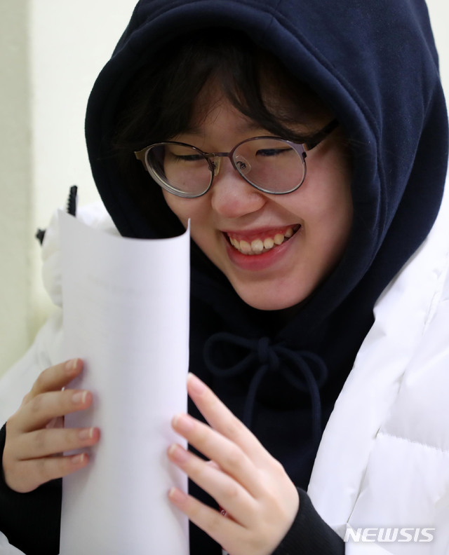 【서울=뉴시스】홍효식 기자 = 2019학년도 대입 수능 성적표가 배부된 5일 오전 서울 영등포구 여의도여자고등학교에서 학생들이 성적표를 살펴보고 있다. 2018.12.05.  photo@newsis.com