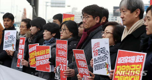 【서울=뉴시스】추상철 기자 = 참여연대가 5일 오전 서울 영등포구 자유한국당 당사 앞에서 '유치원 비리근절을 위한 3법' 처리를 촉구하는 기자회견을 하고 있다. 2018.12.05. scchoo@newsis.com