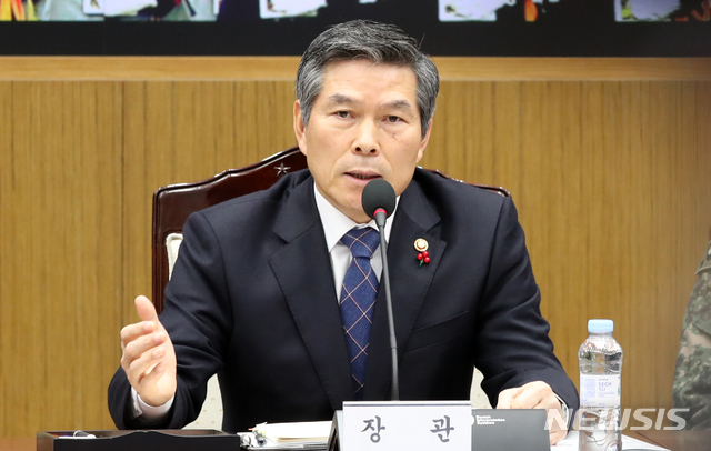【서울=뉴시스】김선웅 기자 = 정경두 국방부 장관이 지난 5일 서울 용산구 국방부에서 열린 전군 주요지휘관회의에서 모두발언을 하고 있다. 2018.12.05. mangusta@newsis.com