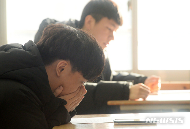 【전주=뉴시스】김얼 기자= 2019학년도 대학수학능력 시험 성적표 배부 날인 5일 전북 전주시 호남제일고등학교에서 학생들이 성적표를 받고 유심히 살펴보고 있다. 2018.12.05 pmkeul@newsis.com