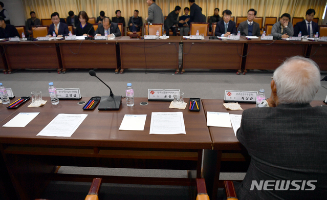 【광주=뉴시스】류형근 기자 = 5일 오전 광주 서구 광주시청 3층 중회의실에서 '광주형일자리'를 논의하기 위한 제4기 노사민정협의회 2018년 하반기 본회의가 열린 가운데 윤종해 한국노총광주지역본부 의장 등 노동계가 불참해 회의가 연기됐다. 2018.12.05.&nbsp; hgryu77@newsis.com