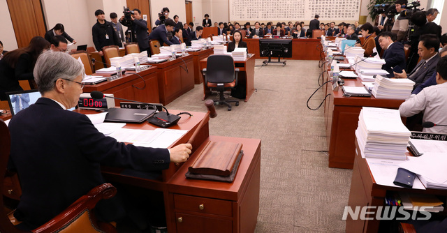 【서울=뉴시스】박영태 기자 = 5일 오전 서울 영등포구 여의도 국회에서 열린 법제사법위원회 전체회의를 여상규 위원장이 주재하고 있다. 2018.12.05.since1999@newsis.com