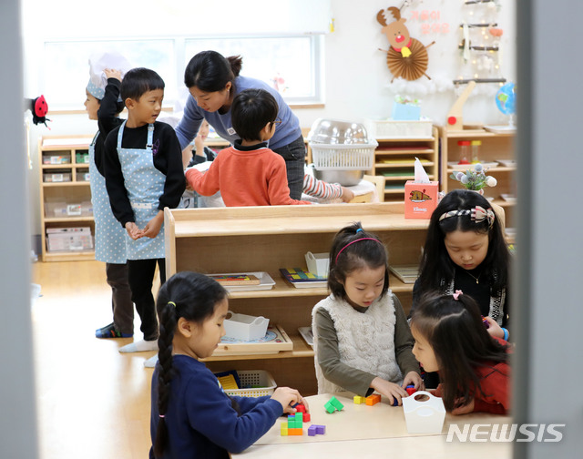 【서울=뉴시스】박주성 기자 = 5일 오전 서울 서초구 공립유치원 서울양재유치원에서 어린이들이 수업을 하고 있다. 2018.12.05. park7691@newsis.com