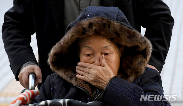 [광주=뉴시스] 신대희 기자 = 근로정신대 피해자 김재림(87) 할머니가 전범기업 '미쓰비시중공업'을 상대로 제기한 2차 손해배상 항소심 소송이 열리는 광주고법으로 들어가고 있다. 2018.12.05. sdhdream@newsis.com
