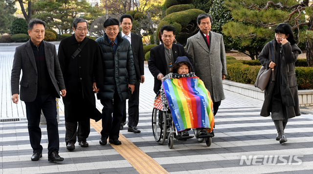 【광주=뉴시스】신대희 기자 = 5일 오후 근로정신대 피해자 김재림(87·여) 할머니, 고 오길애 할머니의 동생 오철석(81)씨 등이 전범기업 '미쓰비시중공업'을 상대로 제기한 2차 손해배상 항소심 소송이 열리는 광주고법으로 들어가고 있다. 2018.12.05. sdhdream@newsis.com