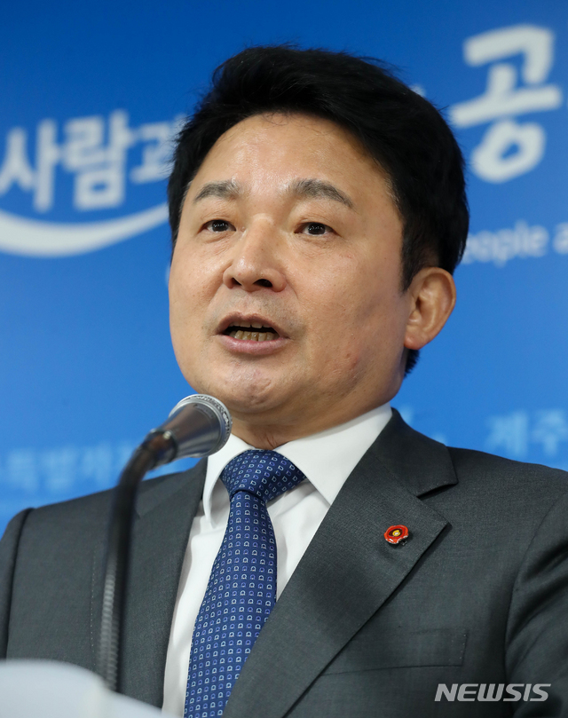 【제주=뉴시스】우장호 기자 = 원희룡 제주특별자치도지사가 5일 오후 제주도청 3층 기자실에서 진료 대상을 '외국인 의료관광객'으로 한정하는 조건부 녹지국제병원 개설 허가를 내용으로 하는 회견을 하고 있다. 2018.12.05. woo1223@newsis.com