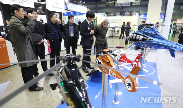 【서울=뉴시스】전진환 기자 = 2018 대한민국 산업기술 R&D대전이 열린 5일 오후 서울 삼성동 코엑스 전시장에서 관람객들이 전시된 헬기 모형을 관람하고 있다. 2018.12.05.&nbsp;&nbsp;&nbsp;&nbsp; amin2@newsis.com