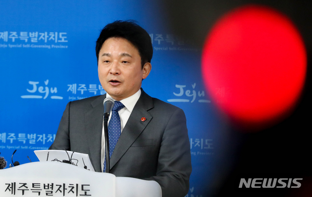 【제주=뉴시스】우장호 기자 = 원희룡 제주특별자치도지사가 5일 오후 제주도청 3층 기자실에서 진료 대상을 '외국인 의료관광객'으로 한정하는 조건부 녹지국제병원 개설 허가를 발표하고 있다. 2018.12.05. woo1223@newsis.com