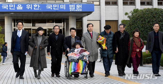 【광주=뉴시스】신대희 기자 = 광주고법 제2민사부가 5일 피고 미쓰비시중공업이 근로정신대 피해자 김재림(88) 할머니와 오길애 할머니의 동생 오철석(83)씨 등 4명을 상대로 한 항소를 기각했다. 1심 법원은 미쓰비스가 원고들에게 1억~1억5000만 원씩 지급하라며 원고 일부 승소 판결했다. 이날 재판을 마친 김 할머니와 오씨 등이 광주고법 정문으로 향하고 있다. 2018.12.05. sdhdream@newsis.com