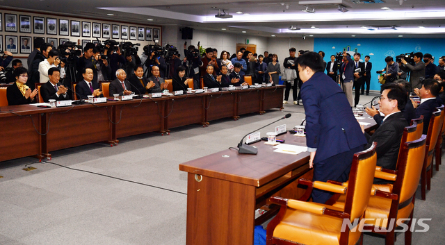 【광주=뉴시스】류형근 기자 = 5일 오후 광주 서구 광주시청 3층 중회의실에서 '광주형일자리'를 논의하기 위한 제4기 노사민정협의회 2018년 하반기 본회의가 열리고 있다. 2018.12.05. hgryu77@newsis.com