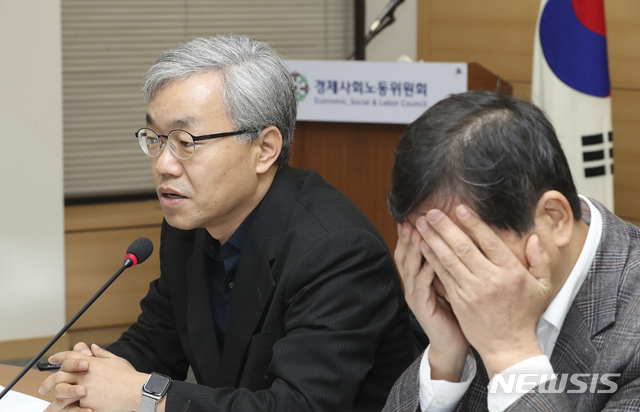 【서울=뉴시스】최진석 기자 = 노사관계제도관행개선위원회 박수근(오른쪽) 위원장과 이승욱 간사가 5일 오후 서울 종로구 경제사회노동위원회 대회의실에서 열린 'ILO핵심협약 비준관련 공익위원안 기자설명회'에 참석해 기자들의 질의에 답하고 있다.&nbsp; 2018.12.05. myjs@newsis.com