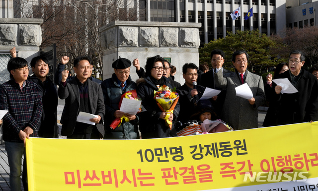 【광주=뉴시스】신대희 기자 = 광주고법 제2민사부가 5일 피고 미쓰비시중공업이 근로정신대 피해자 김재림(88) 할머니와 오길애 할머니의 동생 오철석(83)씨 등 4명을 상대로 한 항소를 기각했다. 1심 법원은 미쓰비스가 원고들에게 1억~1억5000만 원씩 지급하라며 원고 일부 승소 판결했다. 이날 재판을 마친 김 할머니와 오씨, 변호인단, 근로정신대와 함께하는 시민모임 관계자들이 광주고법 앞에서 기자회견을 열고 있다. 2018.12.05. sdhdream@newsis.com