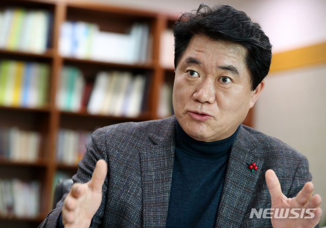 【서울=뉴시스】박주성 기자 = 박준희 관악구청장이 5일 오후 서울 관악구 관악구청장실에서 뉴시스와 인터뷰를 하고 있다. 2018.12.05. park7691@newsis.com