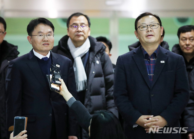 【파주=뉴시스】고범준 기자 = 남북 철도 공동조사에 나섰던 우리 측 조사단 임종일 국토부, 박상돈(왼쪽) 통일부 공동단장 등이 경의선 구간 조사를 마치고 5일 오후 경기 파주시 남북출입사무소를 통해 입경, 취재진 질문에 답변하고 있다. 2018.12.05.&nbsp; bjko@newsis.com