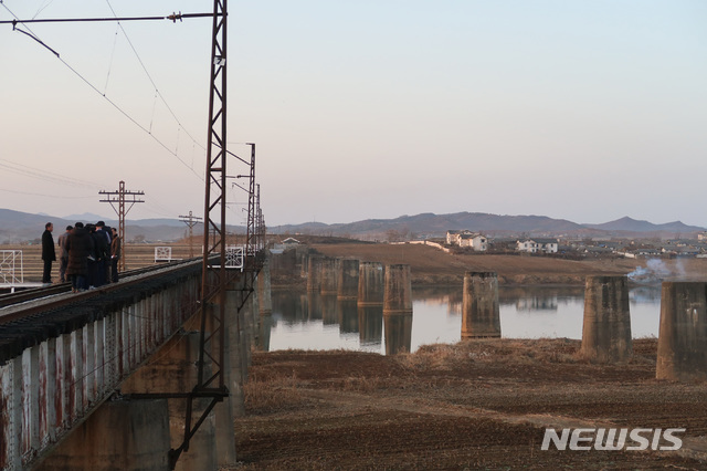 【서울=뉴시스】 남북 철도공동조사단이 지난달 30일부터 5일까지 실시된 경의선 북측 구간에서 조사를 진행 하고 있다고 5일 통일부가 밝혔다. 2018.12.05. (사진=통일부 제공)  photo@newsis.com