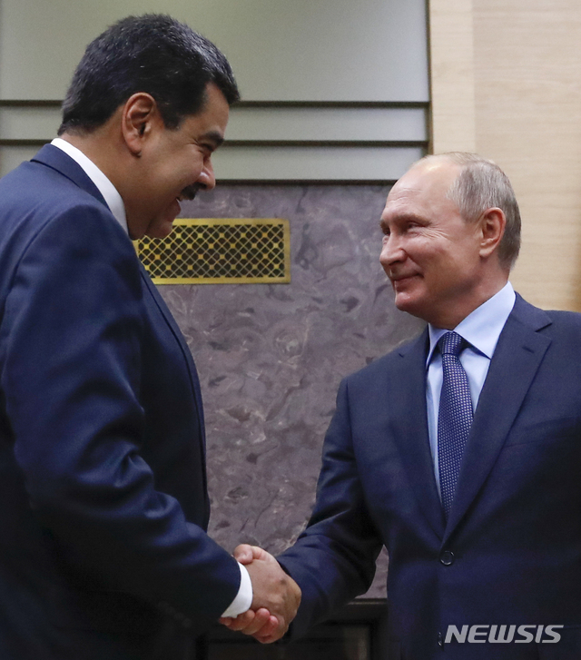 【모스크바=AP/뉴시스】러시아 크렘린궁이 27일(현지시간)실권 위기에 처한 니콜라스 마두로 베네수엘라 대통령을 보호하기 위해 자국과 연계된 용병들이 파견했다는 주장을 일축했다. 작년 12월5일 러시아를 방문한 마두로 대통령이 모스크바 인근 노보 오가료보 대통령 별장에서 블라디미르 푸틴 러시아 대통령과 만나악수하고 있다. 2019.01.28