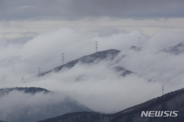 【태백=뉴시스】김태식 기자 = 6일 강원 태백시 함백산에서 내려다 본 백두대간의 운해가 장관을 이루고 있다.2018.12.06. newsenv@newsis.com