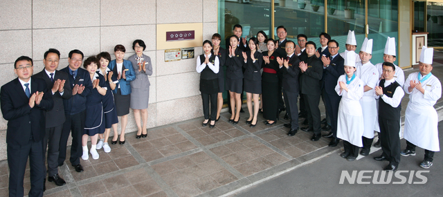 【경주=뉴시스】 이은희 기자 = 호텔현대 경주는 국제 최고 등급인 5성을 획득해 지난 5일 '5성' 호텔 현판을 내걸었다. 2018.12.06. (사진= 호텔현대 제공)photo@newsis.com