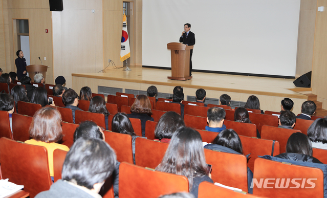 【창원=뉴시스】 홍정명 기자 = 6일 경남대표도서관 대강당에서 열린 경상남도기록원과 국가기록원 공동 주최 ‘기록관리 학술심포지엄’에 참석한 김경수 도지사가 환영사를 하고 있다.2018.12.06.(사진=경남도 제공) photo@newsis.com