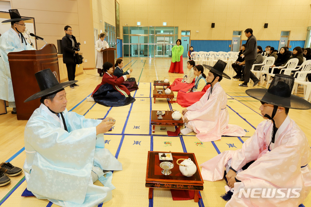 【청주=뉴시스】인진연 기자 = 6일 충북 청주시 한국교원대학교 부설고등학교 강당에서 2019학년도 대학수학능력시험(수능)을 마친 3학년 수험생들이 성년례를 하고 있다. 2018.12.06. (사진=청주문화원 제공)inphoto@newsis.com