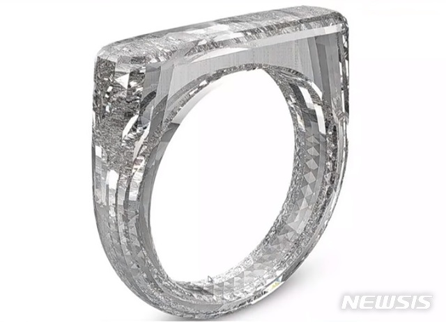 【서울=뉴시스】다이아몬드 원석을 통째로 조각한 반지가 5일(현지시간) 소더비 경매에서 25만6000 달러(약 2억9000만원)에 낙찰됐다. 이날 CNN에 따르면 미국 마이애미에서 진행된 소더비 경매에서 조너선 아이브와 마크 뉴슨이 협업한 다이아몬드 반지는 25만6000 달러에 팔렸다. (사진 = 유튜브 캡처)