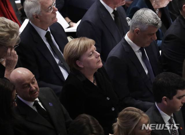 【워싱턴D.C.=AP/뉴시스】앙겔라 메르켈 독일 총리가 5일(현지시간) 미국 워싱턴D.C.에 위치한 국립대성당에서 거행된 조지 H.W. 부시 전 미 대통령의 장례식에 참석했다. 2018.12.06.