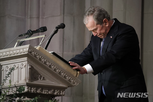 【워싱턴D.C.=AP/뉴시스】5일(현지시간) 미국 워싱턴D.C. 국립대성당에서 거행된 조지 H.W. 부시 전 미 대통령의 장례식에서 장남인 조지 W.부시 전 대통령이 고인이 된 아버지를 기리며 추모 연설을 하던 중 슬픔에 잠시 말을 멈추고 눈을 감고 있다. 2018.12.06.