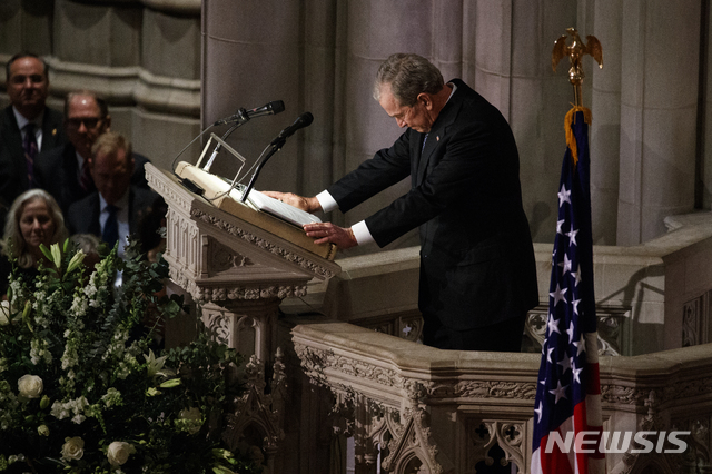 【워싱턴D.C.=AP/뉴시스】5일(현지시간) 미국 워싱턴D.C. 국립대성당에서 거행된 조지 H.W. 부시 전 미 대통령의 장례식에서 장남인 조지 W.부시 전 대통령이 고인이 된 아버지를 기리며 추모 연설을 하던 중 눈물을 보이지 않으려 입을 굳게 다물고 잠시 말을 잇지 못하는 모습. 2018.12.06.