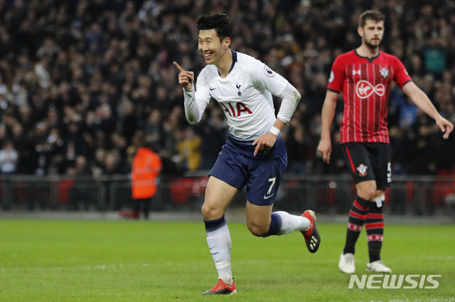 【런던=AP/뉴시스】토트넘의 손흥민이 5일(현지시간) 영국 런던웸블리 스타디움에서 열린 2018-19 잉글리시 프리미어리그(EPL) 15라운드 사우샘프턴과의 경기에서 득점 후 기뻐하고 있다.&nbsp; 토트넘은 3-1로 승리하며 승점 33으로 순위를 3위까지 끌어올렸고 손흥민은 유럽 진출 후 통산 100호 골을 달성했다. 2018.12.6. 
