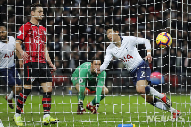 【런던=AP/뉴시스】토트넘의 손흥민(오른쪽)이 5일(현지시간) 영국 런던웸블리 스타디움에서 열린 2018-19 잉글리시 프리미어리그(EPL) 15라운드 사우샘프턴과의 경기에서 득점하고 있다.&nbsp; 토트넘은 3-1로 승리하며 승점 33으로 순위를 3위까지 끌어올렸고 손흥민은 유럽 진출 후 통산 100호 골을 달성했다. 2018.12.6. 