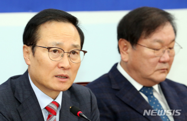 【서울=뉴시스】이종철 기자 = 6일 서울 여의도 국회에서 열린 민주당 정책조정회의에서 홍영표 원내대표의 표정이 심각하다. 2018.12.06.jc4321@newsis.com