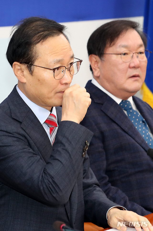 【서울=뉴시스】이종철 기자 = 6일 서울 여의도 국회에서 열린 민주당 정책조정회의에서 홍영표 원내대표가 입을 막고 있다. 2018.12.06.jc4321@newsis.com