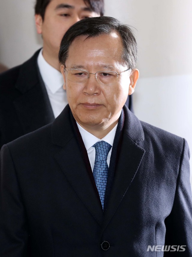 【서울=뉴시스】고범준 기자 = 박병대 전 대법관이 6일 오전 서울 서초구 서울중앙지법에서 열린 영장실질심사(구속 전 피의자 심문)에 출석하기 위해 법정으로 들어가고 있다. 2018.12.06.&nbsp; bjko@newsis.com