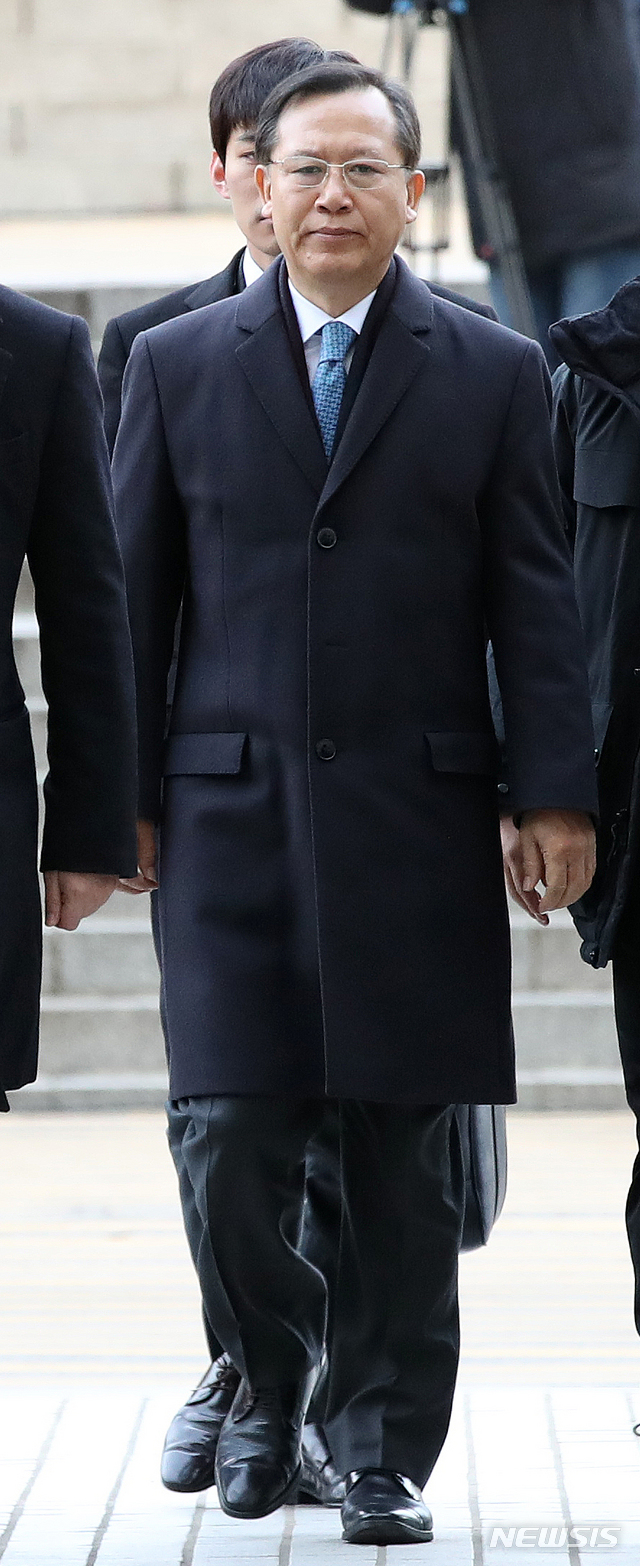 【서울=뉴시스】김선웅 기자 = 박병대 전 대법관이 지난해 12월6일 오전 서울 서초구 서울중앙지법에서 열린 영장실질심사(구속 전 피의자 심문)에 출석하고 있다. 2018.12.06.mangusta@newsis.com