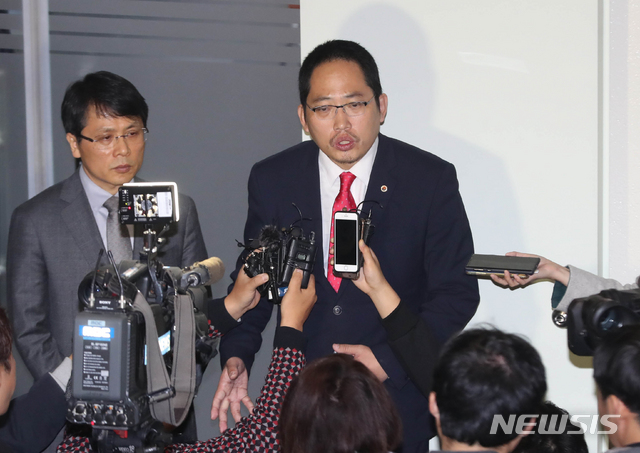 【제주=뉴시스】우장호 기자 = 최대집 대한의사협회장이 6일 오전 제주도청을 항의 방문해 원희룡 제주특별자치도지사를 만난 후 취재진의 질문에 답변하고 있다. 이날 최 회장은 원 지사를 만나 영리병원인 녹지국제병원 허가 철회를 요청한 것으로 전해졌다. 2018.12.06.&nbsp; woo1223@newsis.com