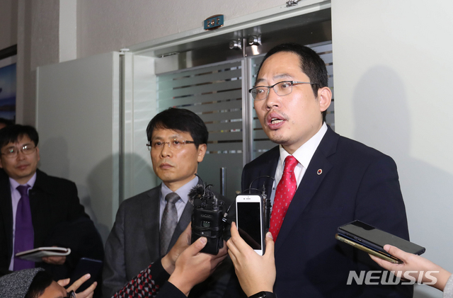 【제주=뉴시스】우장호 기자 = 최대집 대한의사협회장이 6일 오전 제주도청을 항의 방문해 원희룡 제주특별자치도지사를 만난 후 취재진의 질문에 답변하고 있다. 이날 최 회장은 원 지사를 만나 "영리병원인 녹지국제병원 허가를 철회해달라"고 요청했다. 2018.12.06.&nbsp; woo1223@newsis.com