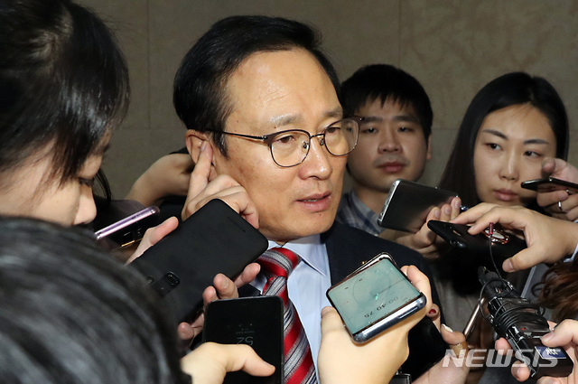 【서울=뉴시스】이종철 기자 = 예산안과 관련해 교섭단체 원내대표들의 협상이 계속되고 있는 6일 서울 여의도 국회 운영위원장실 앞에서 민주당 홍영표 원내대표가 기자들의 질문에 답하고 있다. 2018.12.06. jc4321@newsis.com