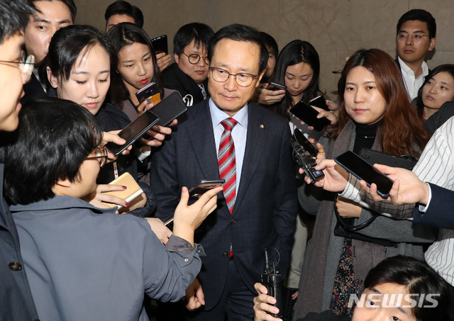 【서울=뉴시스】고승민 기자 = 여야 3개 교섭단체가 내년도 예산안 처리를 위한 막바지 협상을 하고 있는 가운데 6일 오후 서울 여의도 국회 운영위원장실에서 더불어민주당 홍영표 원내대표가 자유한국당 김성태 원내대표, 바른미래당 김관영 원내대표와 협상 도중 잠시 자리를 비웠다 돌아오던 중 취재진 질문에 답하고 있다. 2018.12.06.kkssmm99@newsis.com