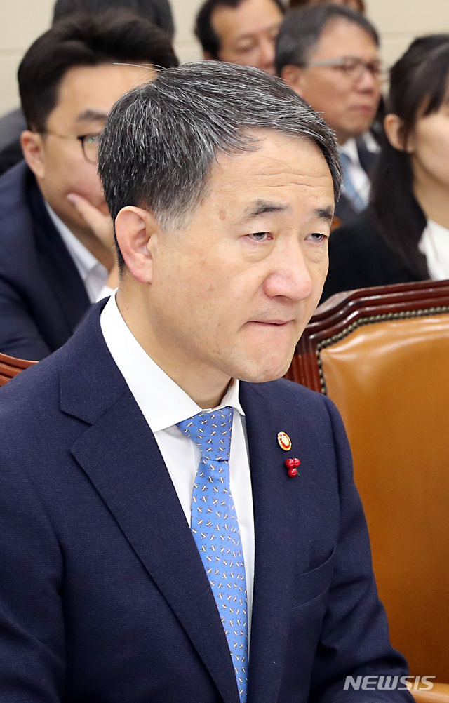 【서울=뉴시스】이종철 기자 = 박능후 보건복지부 장관이 6일 서울 여의도 국회에서 열린 보건복지위원회 전체회의에 출석해 의원들의 질의를 듣고 있다. 2018.12.06. jc4321@newsis.com