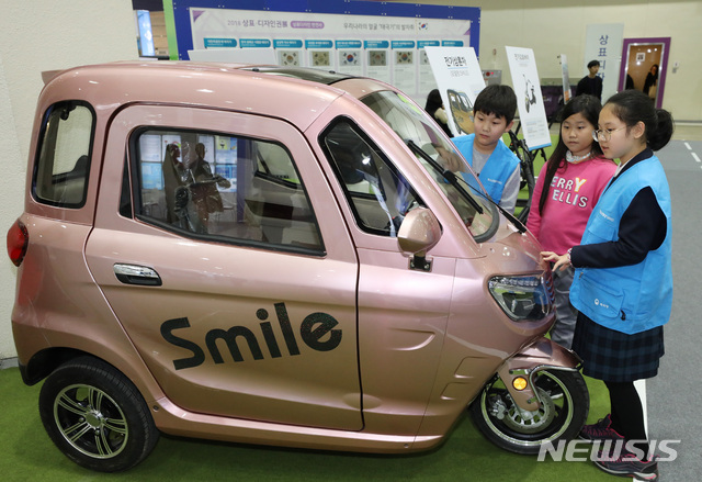 【서울=뉴시스】김진아 기자 = 6일 서울 강남구 코엑스에서 열린 2018 대한민국 지식재산대전에서 어린이들이 전기삼륜차를 보고 있다.&nbsp; 대한민국 지식재산대전은 ‘대한민국 발명특허대전’과 ‘서울국제발명전시회’ ‘상표·디자인권전’이 통합 개최되는 국내 최대 지식재산권 전시회로, 특허·디자인·상표 등 우수 지식재산의 유통을 촉진하고 지식재산에 대한 국민의 인식을 높이기 위해 마련됐다. 2018.12.06. bluesoda@newsis.com