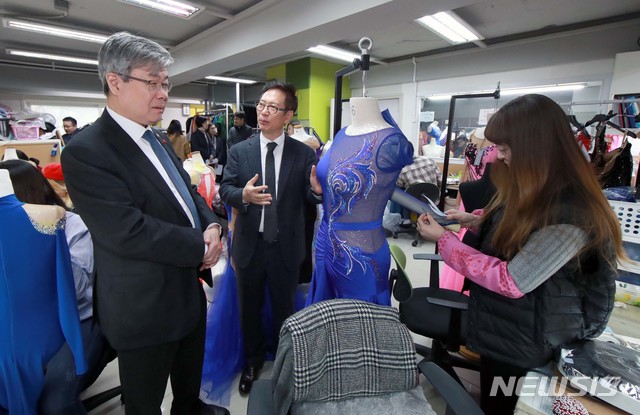 【서울=뉴시스】이재갑 고용노동부 장관이 6일 서울 중구 소재 일자리안정자금 지원 사업체인 장일남 컬렉션을 방문해 의류 제작 과정을 보고 있다. 2018.12.06. (사진=고용노동부 제공)&nbsp; photo@newsis.com