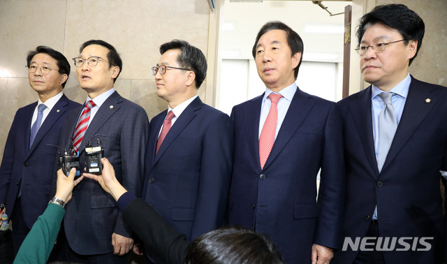 【서울=뉴시스】박영태 기자 = 홍영표 더불어민주당 원내대표가 6일 오후 서울 영등포구 여의도 국회에서 2019년 예산안을 자유한국당과 잠정 합의를 한 후 취재진 질문에 답변하고 있다. 왼쪽부터 조정식 더불어민주당 예결위 간사, 홍영표 더불어민주당 원내대표, 김동연 경제부총리, 김성태 자유한국당 원내대표, 장제원 자유한국당 예결위 간사. 2018.12.06.since1999@newsis.com