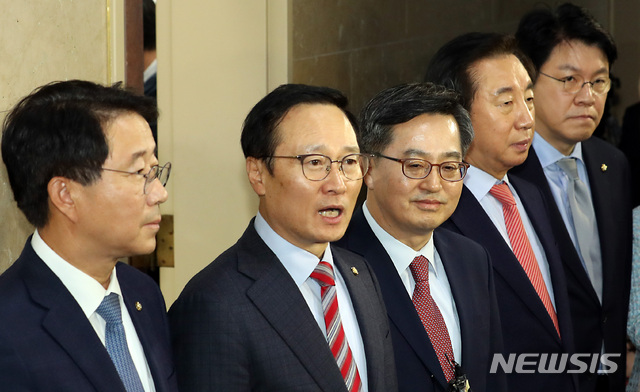 【서울=뉴시스】이종철 기자 = 6일 서울 여의도 국회에서 왼쪽부터 조정식 민주당 예결위 간사, 민주당 홍영표 원내대표, 김동연 부총리, 한국당 김성태 원내대표, 한국당 장제원 예결위 간사가 잠정 합의에 대해 말하고 있다. 2018.12.06.jc4321@newsis.com