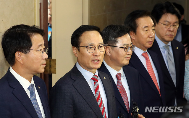 【서울=뉴시스】이종철 기자 = 6일 서울 여의도 국회에서 왼쪽부터 조정식 민주당 예결위 간사, 민주당 홍영표 원내대표, 김동연 부총리, 한국당 김성태 원내대표, 한국당 장제원 예결위 간사가 잠정 합의에 대해 말하고 있다. 2018.12.06. jc4321@newsis.com
